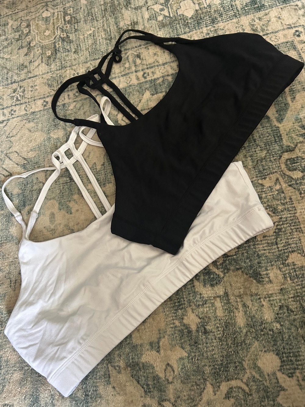 Queenie Ke Sports Black White Sports Bra Bundle